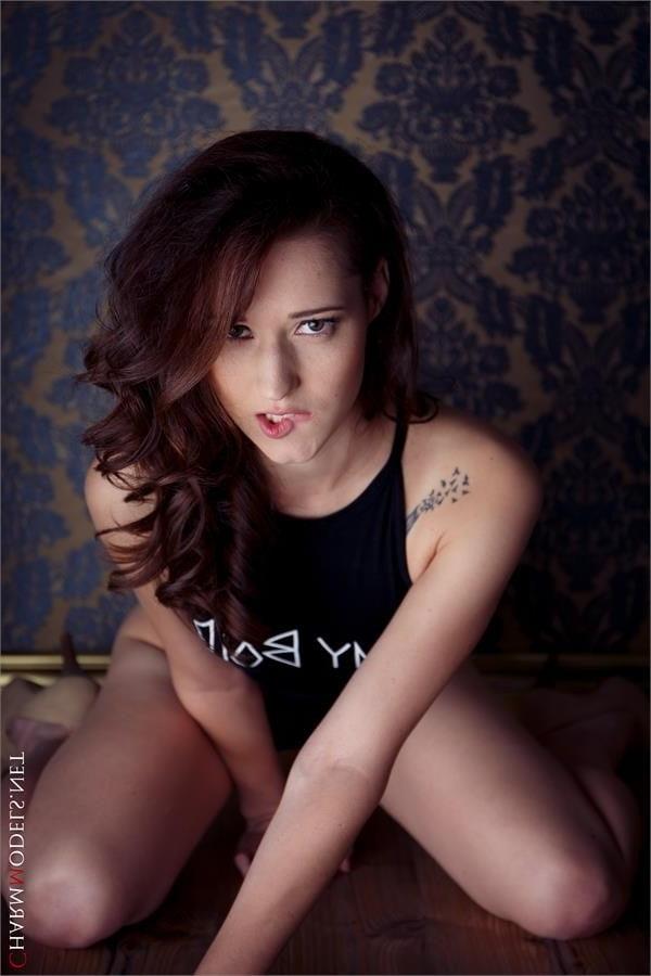 8P Mina popular teenager model poeses in glamour photoset