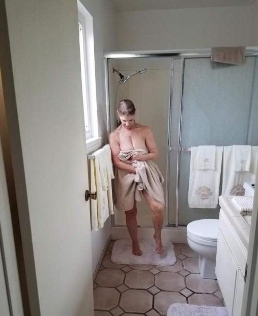 25P Mature wives in bathroom