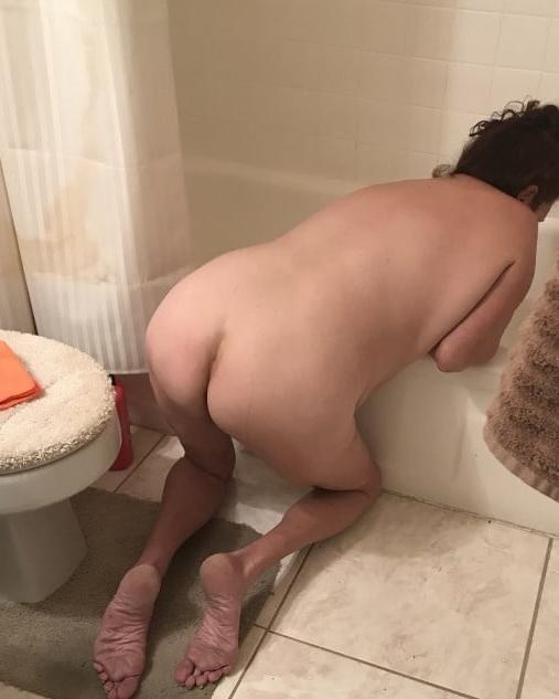 25P Mature wives in bathroom