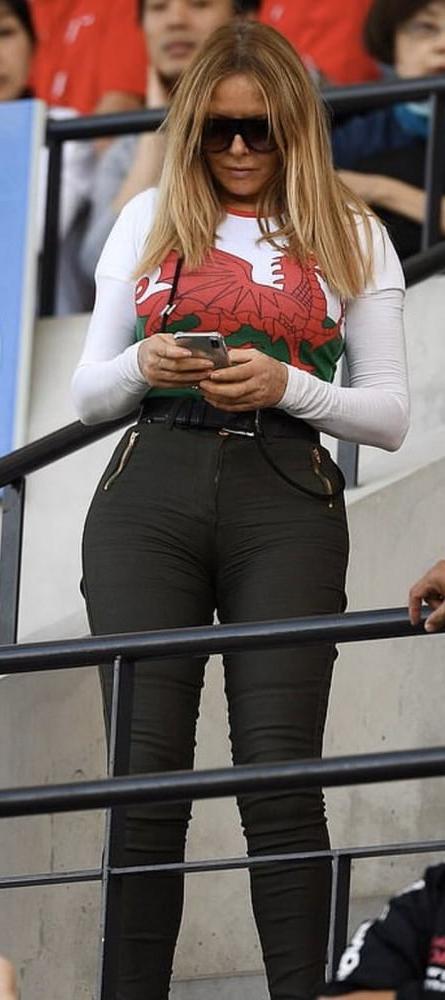 25P Carol Vorderman Nut Buster MILF In Tight Ass Jeans Wank Bank