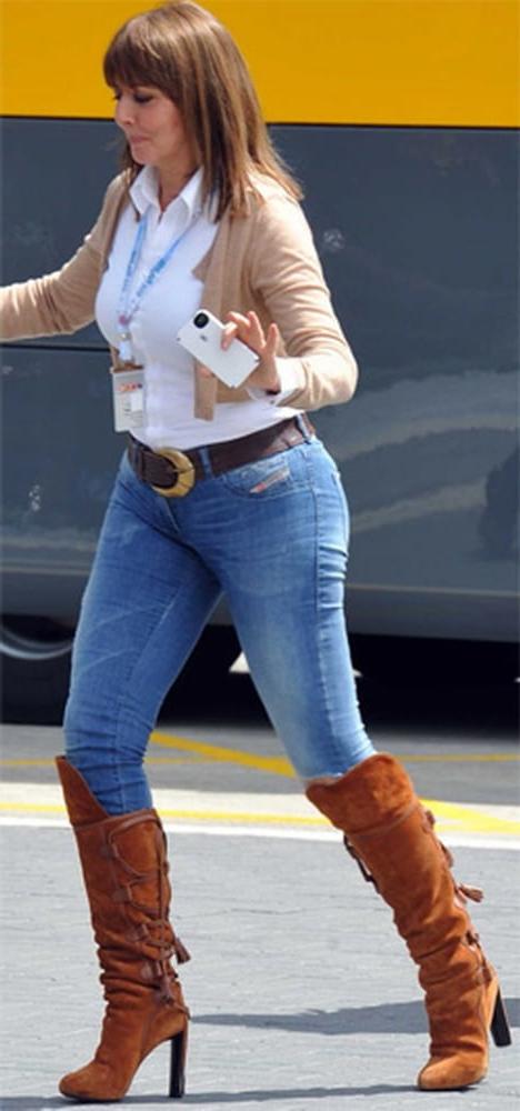25P Carol Vorderman Nut Buster MILF In Tight Ass Jeans Wank Bank