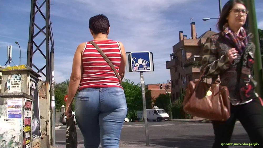 25P candid Spanish milf in jeans GLUTEUS DIVINUS