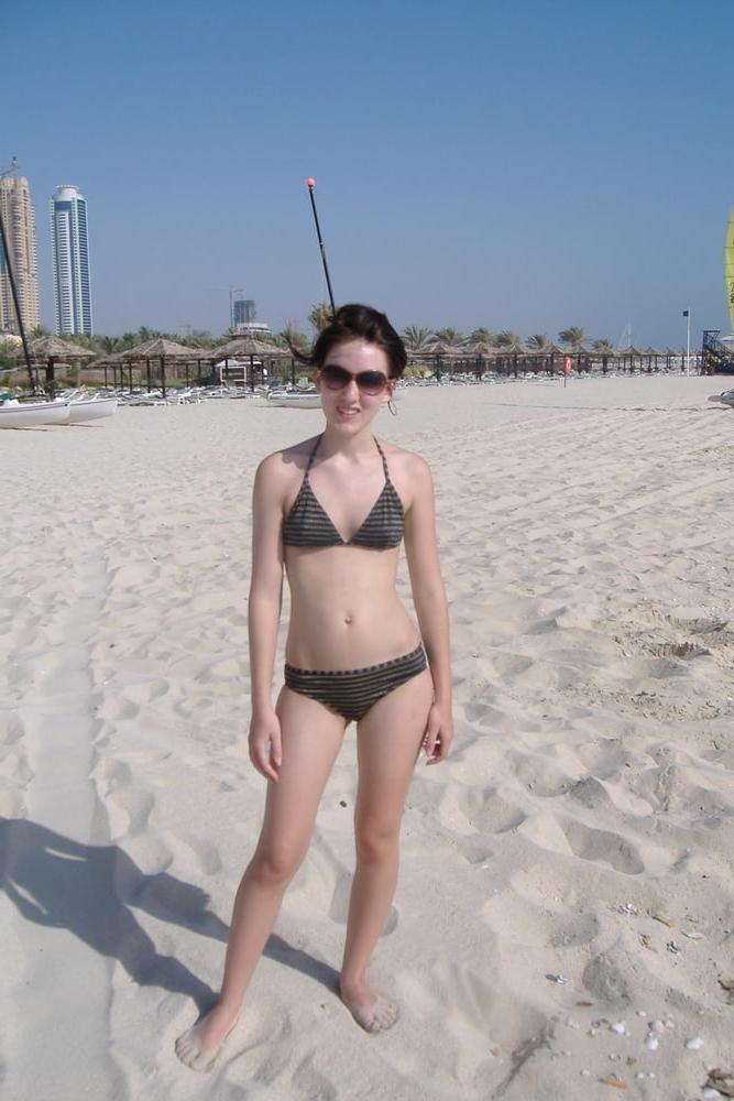 25P Winziger Bikini-Teenager