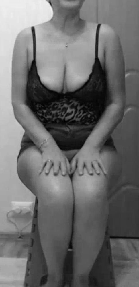 24P My wife upskirt. Selfies