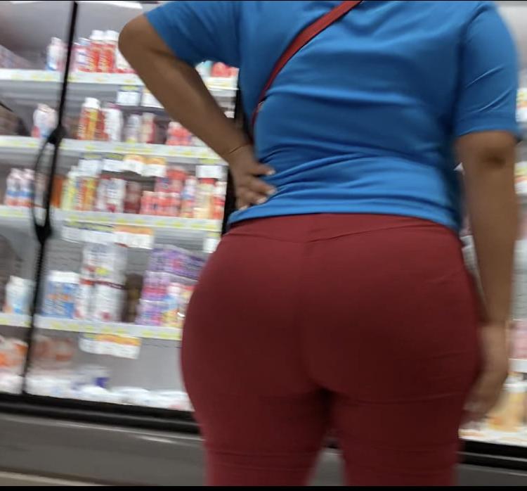 11P Culona en jeans rojos