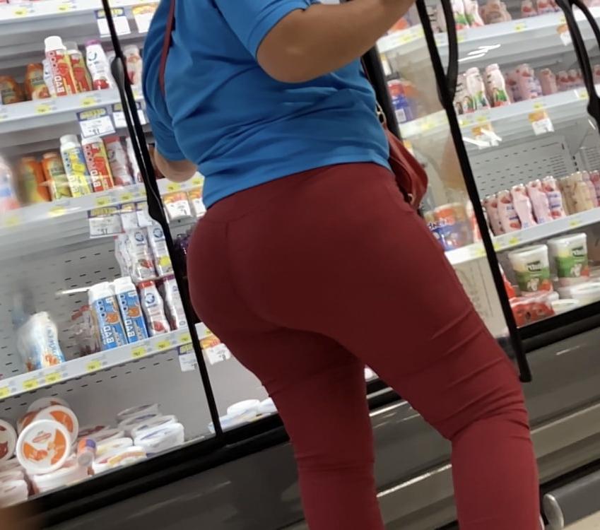 11P Culona en jeans rojos