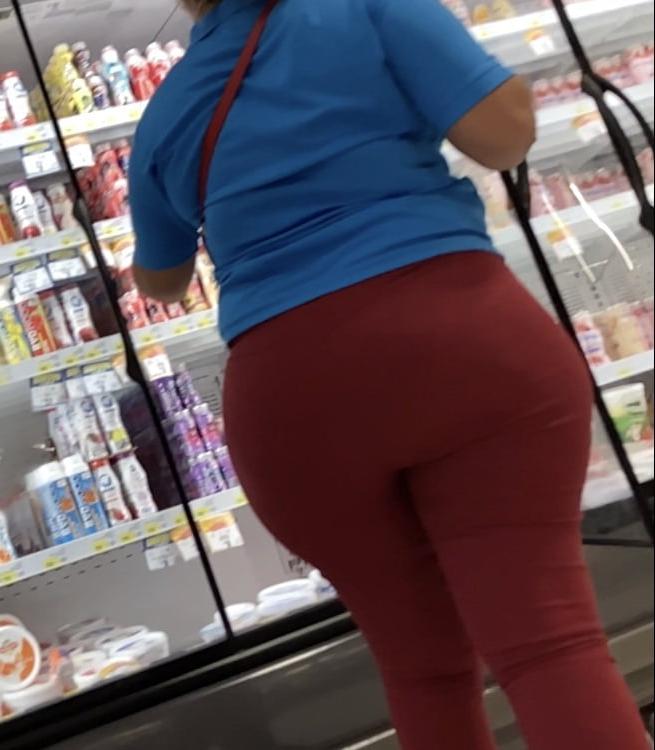 11P Culona en jeans rojos