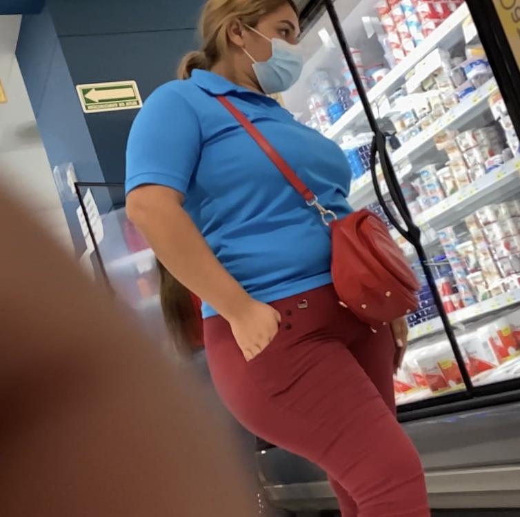 11P Culona en jeans rojos