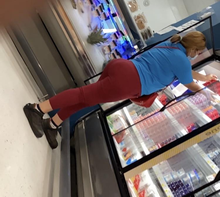 11P Culona en jeans rojos