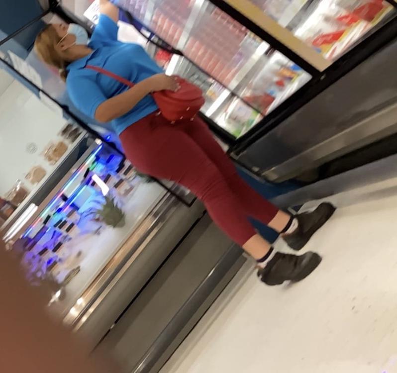 11P Culona en jeans rojos