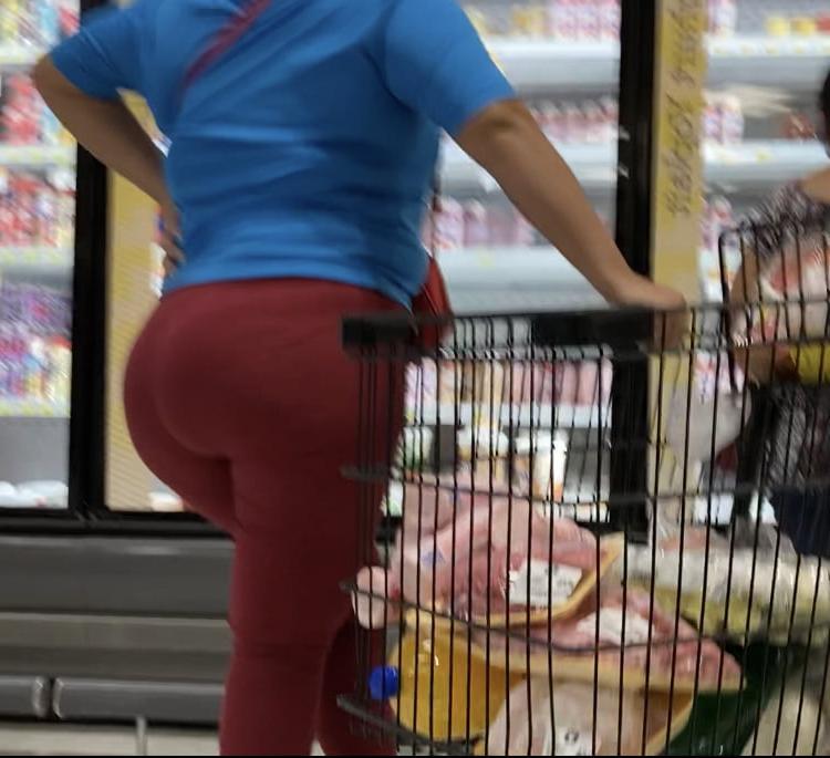 11P Culona en jeans rojos
