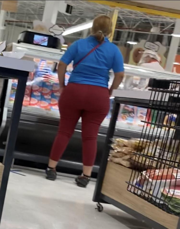 11P Culona en jeans rojos