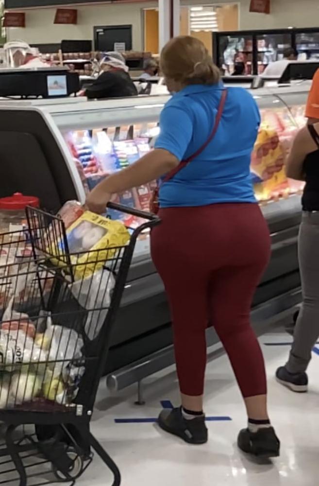 11P Culona en jeans rojos