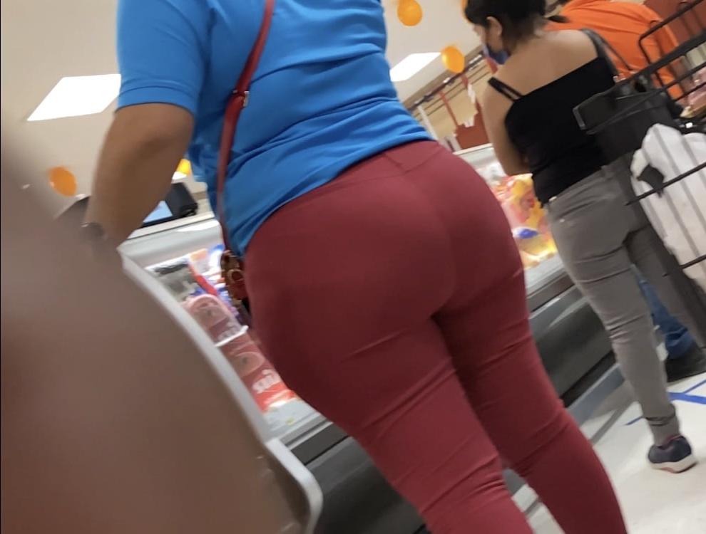 11P Culona en jeans rojos