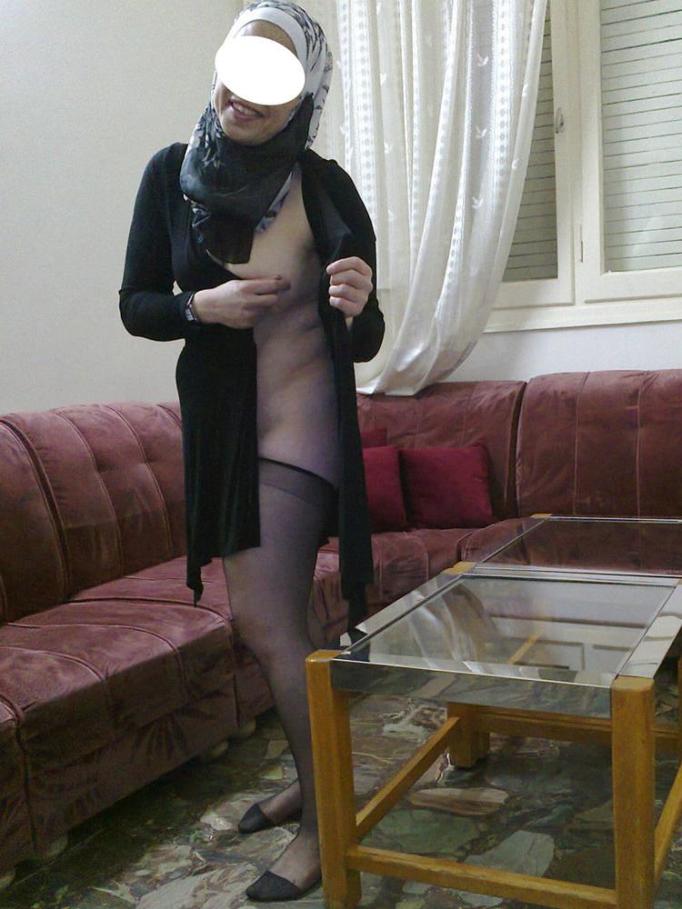25P muslim wife exposed in black robe nylon feet pussy