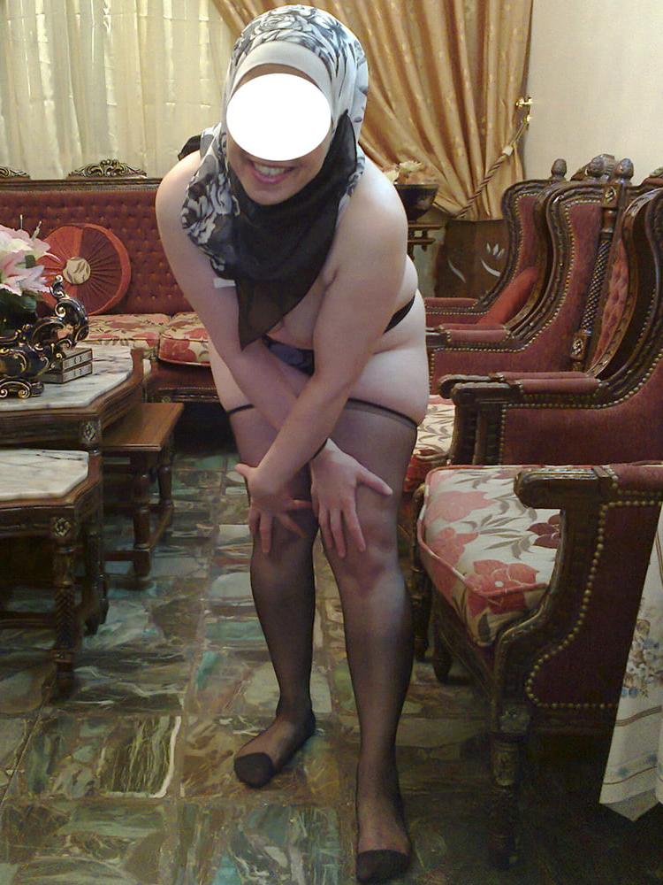 25P muslim wife exposed in black robe nylon feet pussy