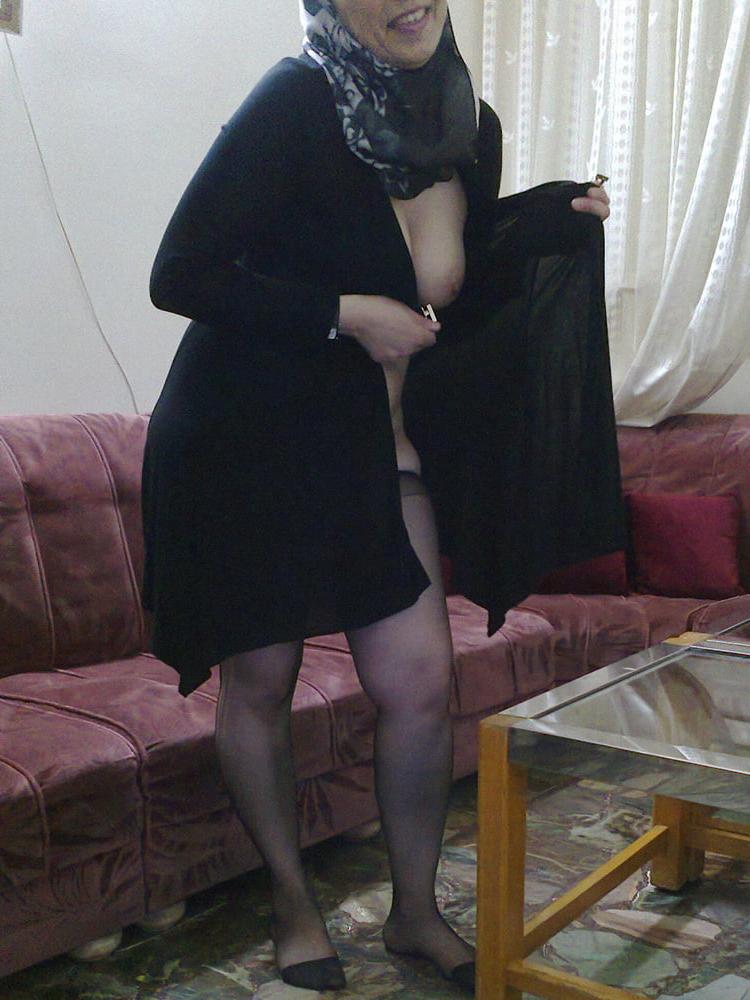 25P muslim wife exposed in black robe nylon feet pussy