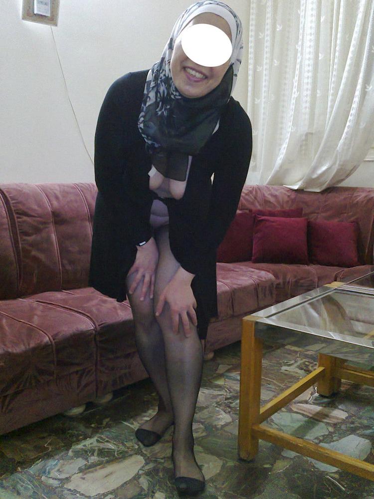 25P muslim wife exposed in black robe nylon feet pussy