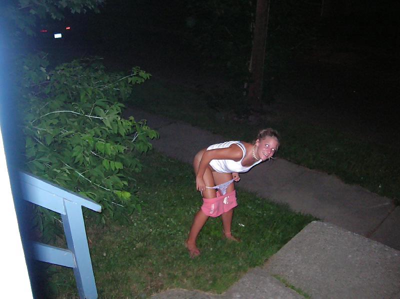 15P Nice (outdoor) toilet and bathroom girls 9