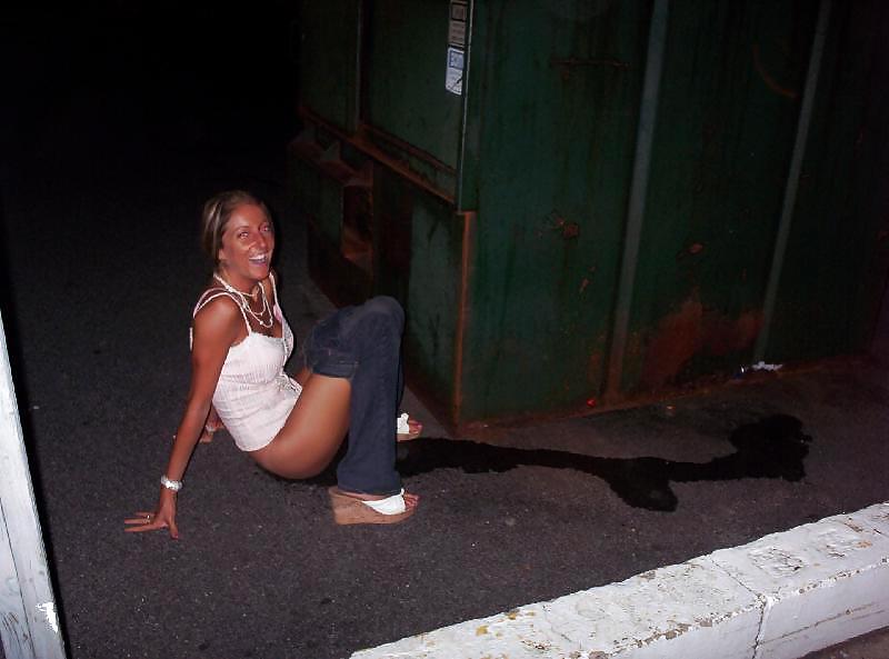 15P Nice (outdoor) toilet and bathroom girls 9