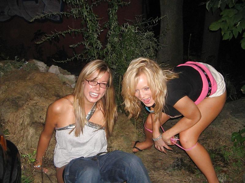 15P Nice (outdoor) toilet and bathroom girls 9