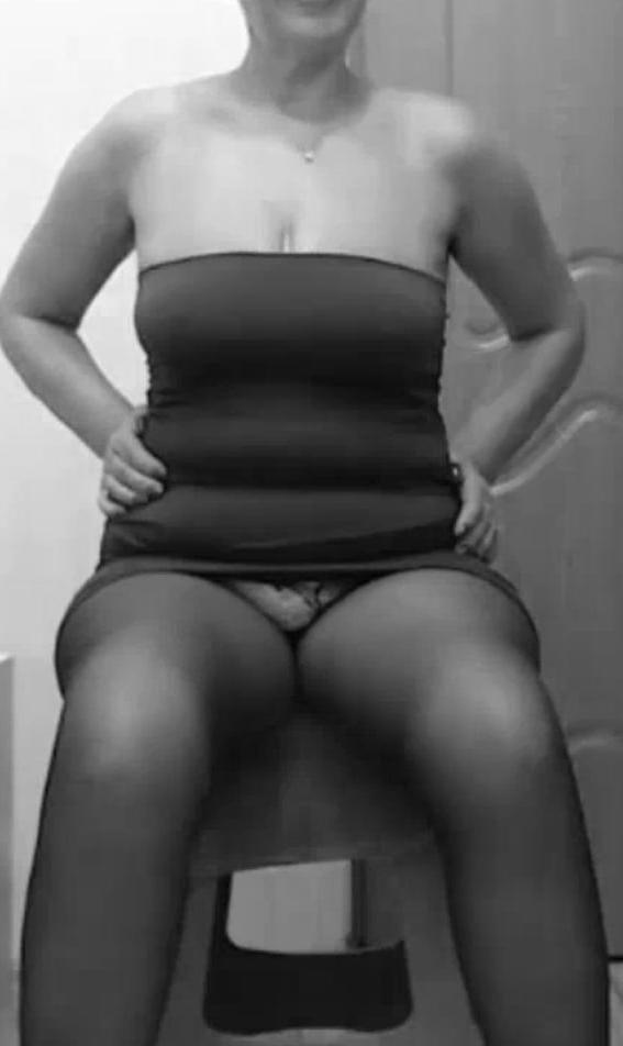 25P My horny wife upskirt. Selfies
