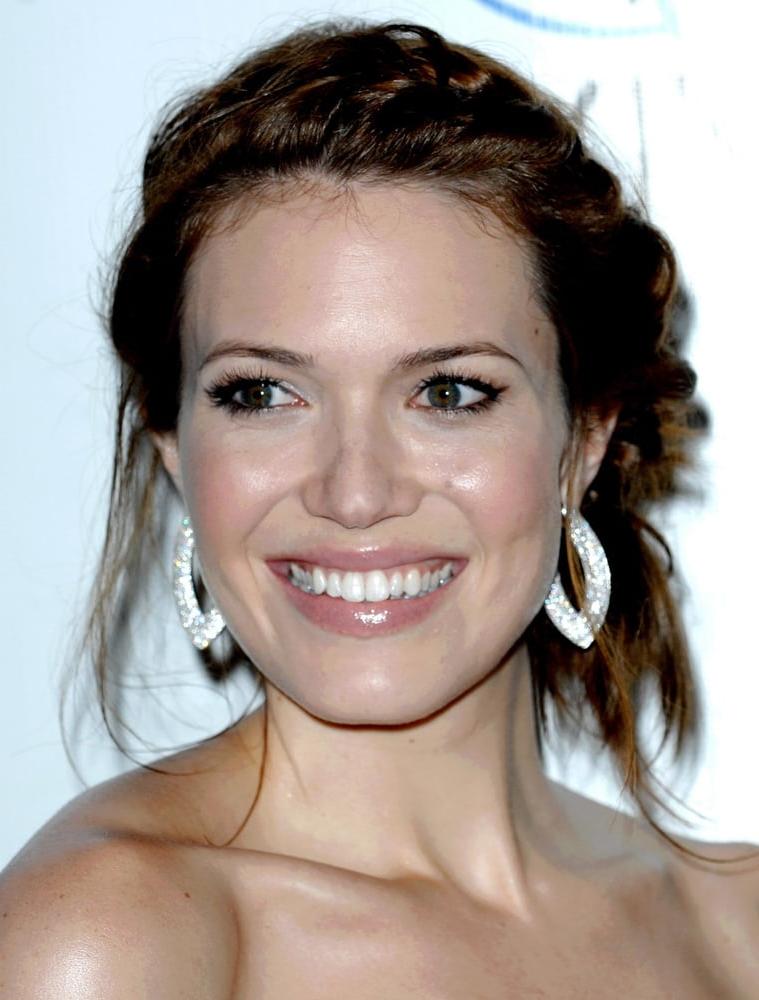 24P Mandy Moore - Aviva Family Services Gala (21 May 2011)