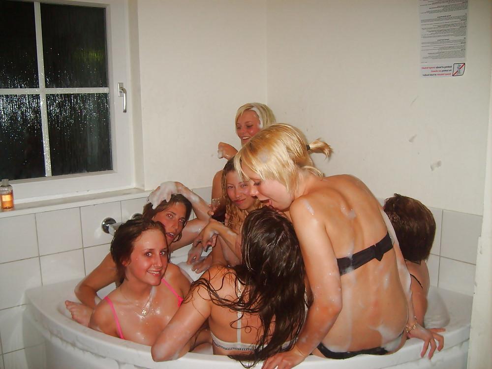 25P Horny & Fun Bathing Beauties