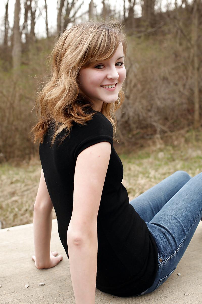 25P Girls in jeans - outdoor