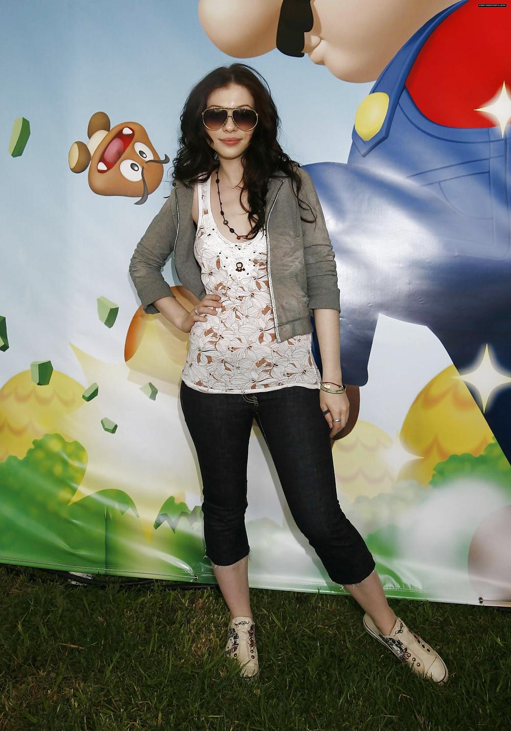 25P Michelle Trachtenberg - Tight JEANS, part 1