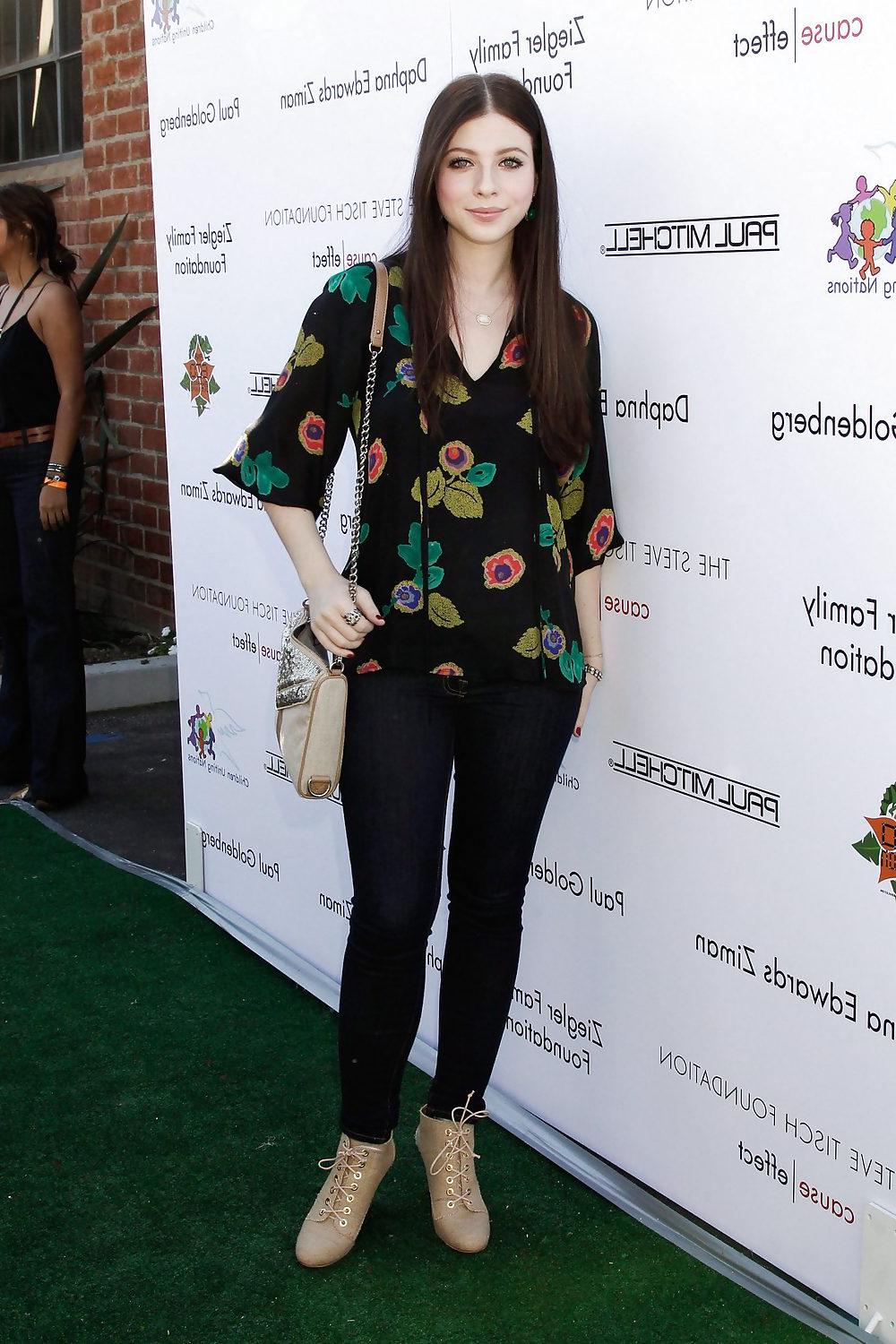 25P Michelle Trachtenberg - Tight JEANS, part 1