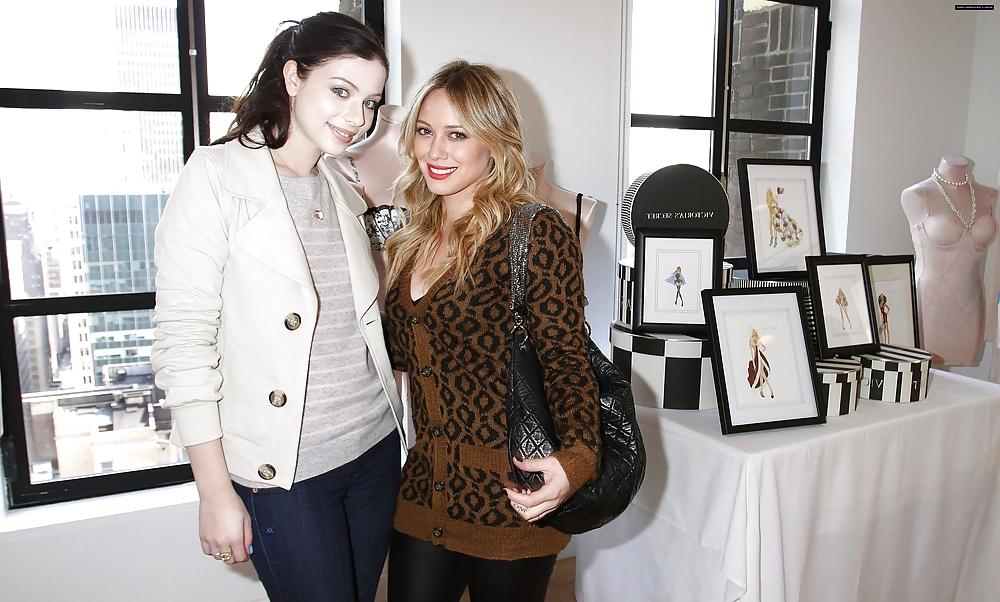 25P Michelle Trachtenberg - Tight JEANS, part 1