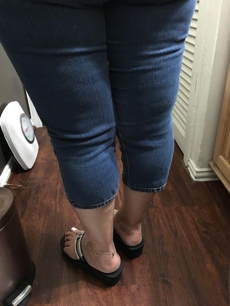 25P Exposed latina mature slut with fat ass and wrinkled feet