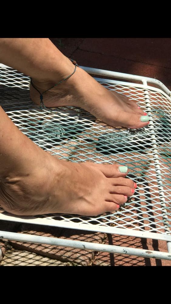 25P Exposed latina mature slut with fat ass and wrinkled feet