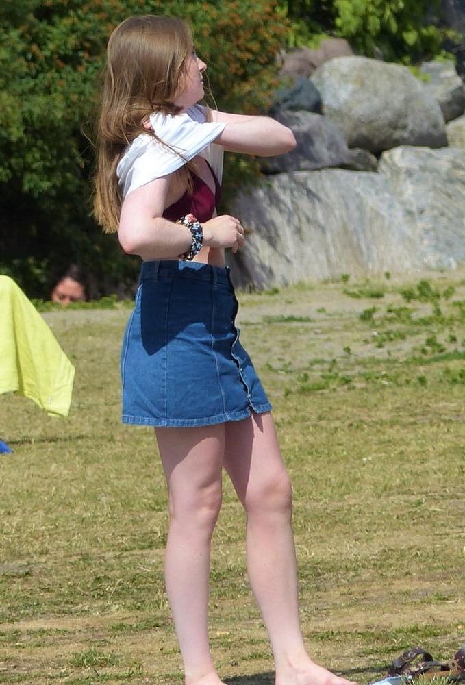 7P Public teen changing 2