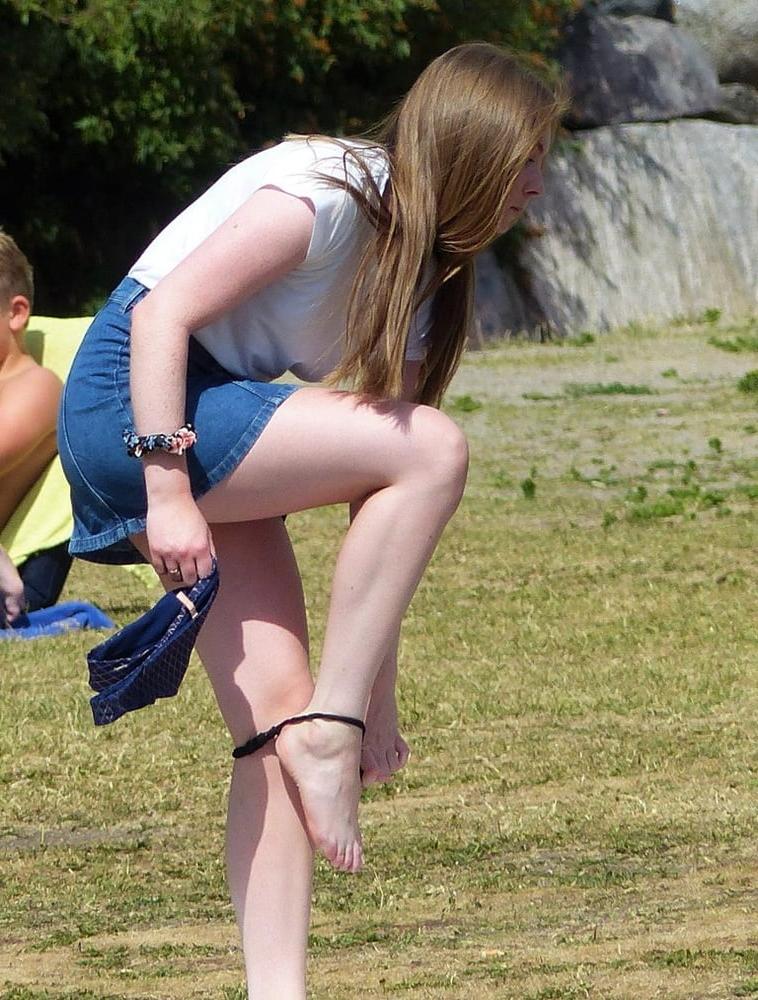 7P Public teen changing 2