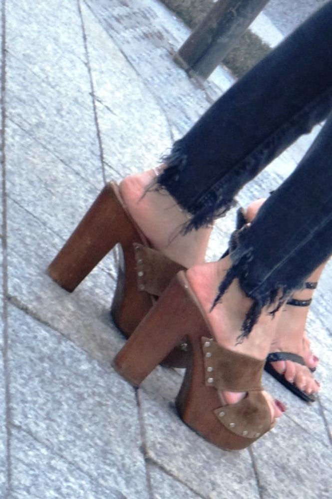25P Sexy arabian with hot ass in high heels mules (pt1)