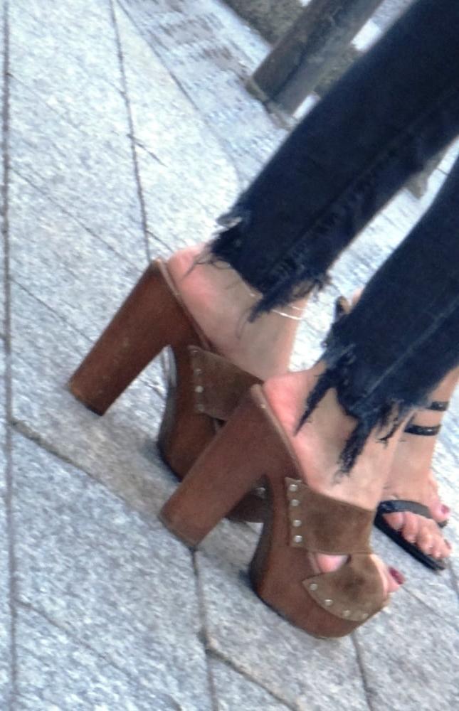 25P Sexy arabian with hot ass in high heels mules (pt1)