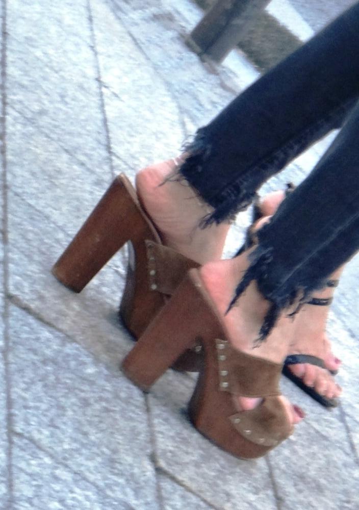 25P Sexy arabian with hot ass in high heels mules (pt1)