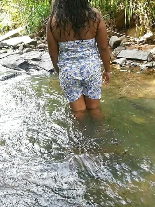 25P bathing girls