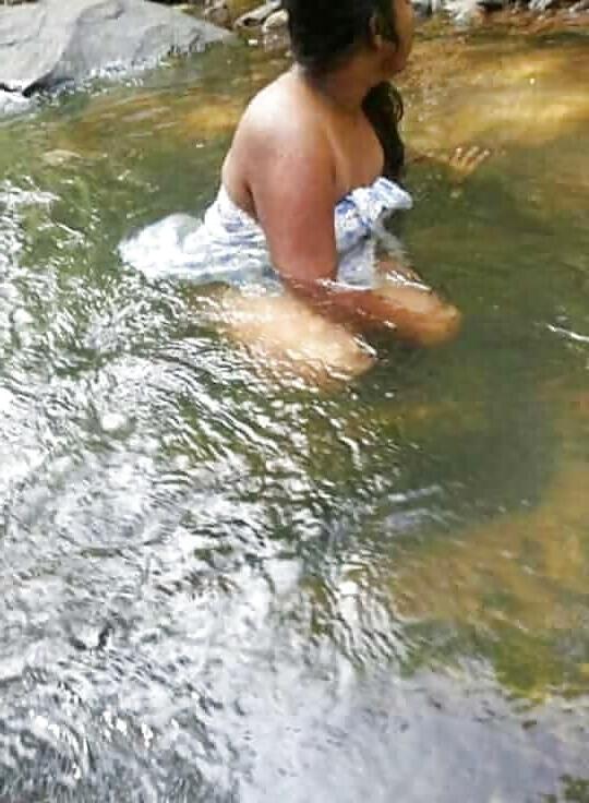 25P bathing girls