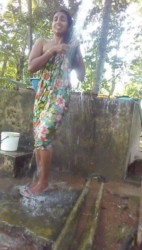 25P bathing girls
