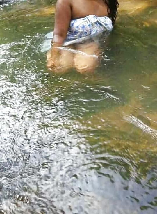 25P bathing girls