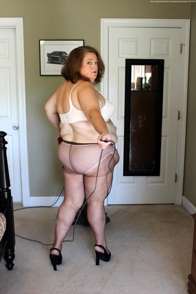 25P Hoodyman SSBBW 348 : Play with J J BBW fat piggy !