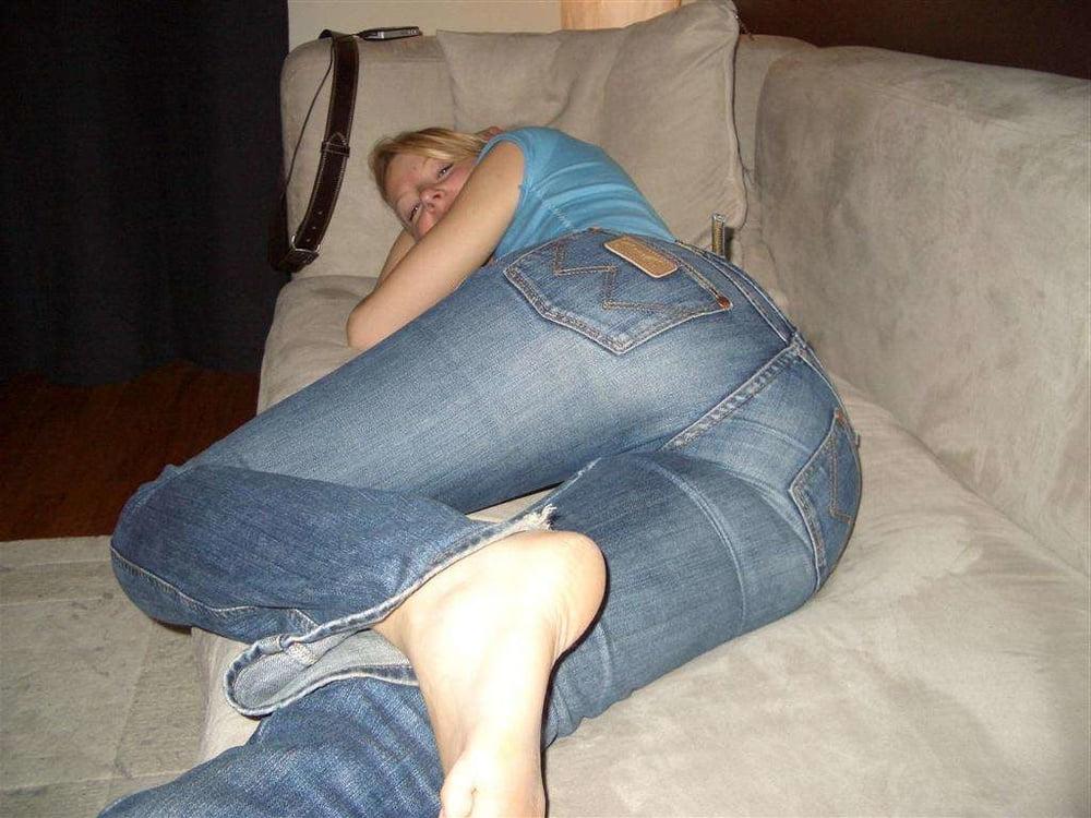 19P Horny Anna in her skinny Wrangler jeans