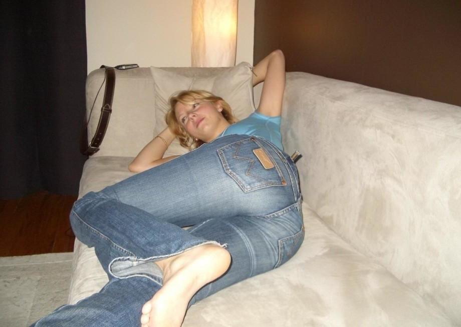 19P Horny Anna in her skinny Wrangler jeans