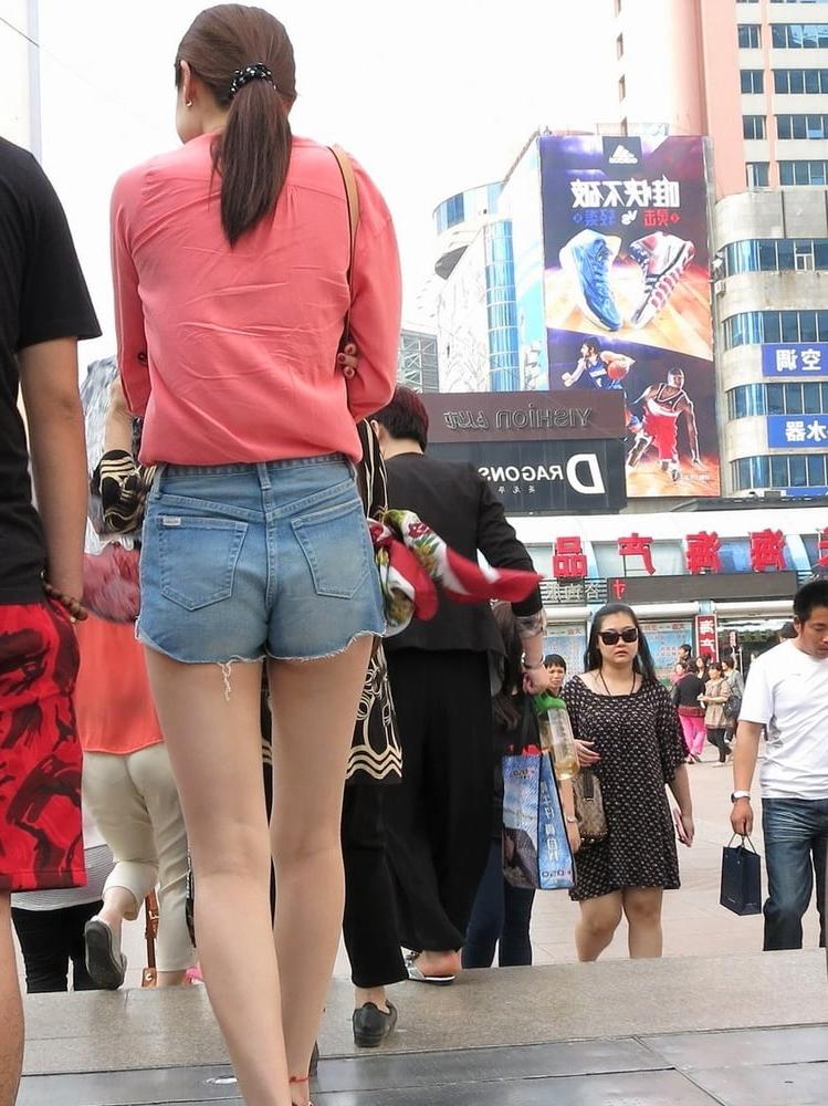 25P Voyeur: Chinese small bums in shorts...