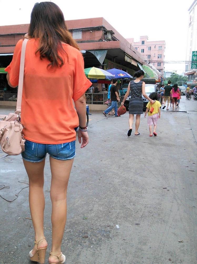 25P Voyeur: Chinese small bums in shorts...