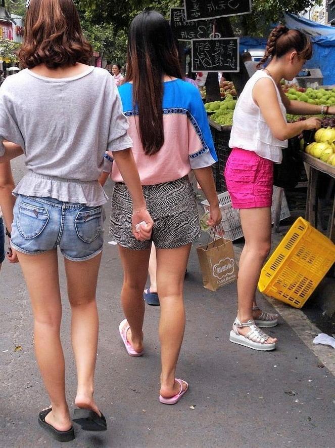 25P Voyeur: Chinese small bums in shorts...