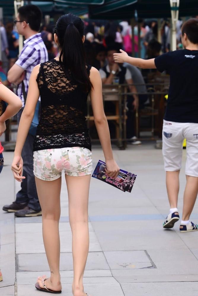 25P Voyeur: Chinese small bums in shorts...